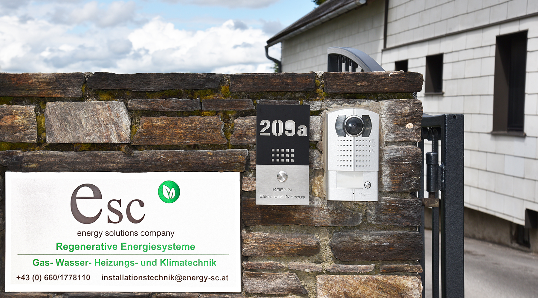 Foto der Einfahrt des Unternehmens mit Fokus auf das Firmenschild