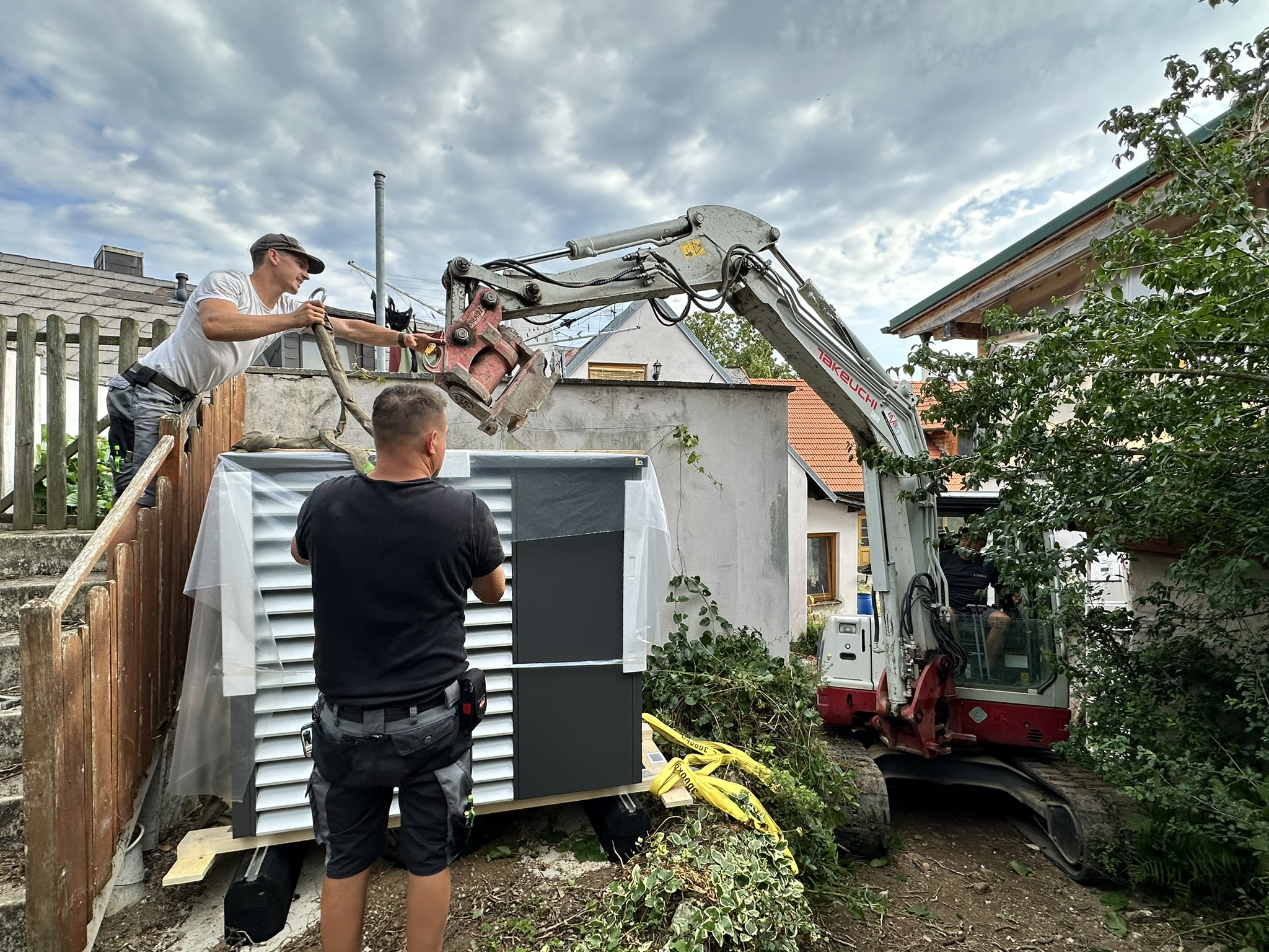Installation einer IDM Wärmepumpen Außengeräts mit Hilfe eines Baggers