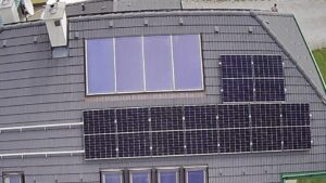 Top down Aufnahme eines Daches auf dem man 4 Solarthermieanlagen und 18 Photovoltaikanlagen (Photovotaikanlagen werden von ESC -Installationstechnik nicht vertrieben) sieht